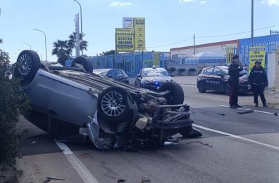 Alessano, auto dei carabinieri in borghese si scontra con Bmw e si capovolge