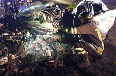 Bari, frontale nella notte in tangenziale: auto contro furgone, entrambi i conducenti in codice rosso. Forse uno viaggiava contromano