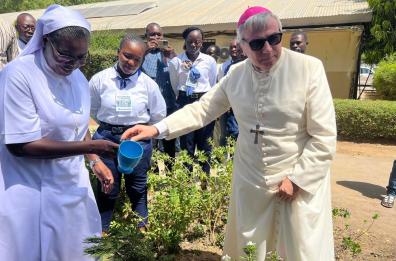 Monsignor Benedetti, lo storico prete di Polignano a Mare dona sale operatorie per clinica nel Ciad
