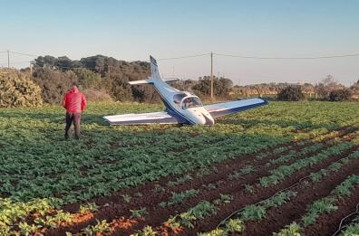 Salento, aereo ultraleggero va in avaria e il pilota atterra incolume in un campo di patate