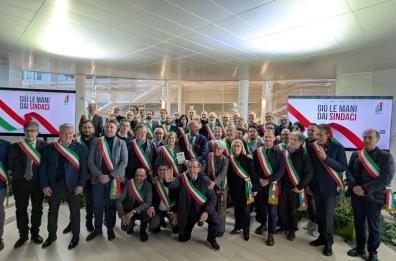 Flashmob dei sindaci pugliesi: no alla legge regionale che impone dimissioni 6 mesi prima del voto 
