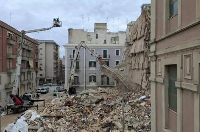 Palazzina crollata a Bari, i condomini di via Pinto 16: «Abbiamo anticipato 60mila euro per la messa in sicurezza»