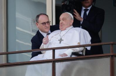 Papa Francesco si affaccia al Gemelli: «Ringrazio tutti, saluto questa signora con i fiori gialli»