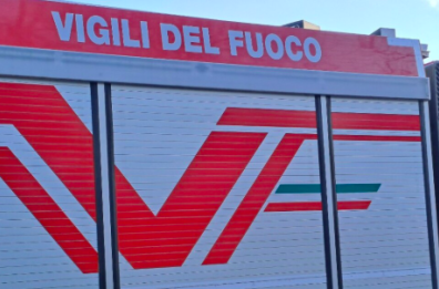 Latiano, incendio distrugge auto e danneggia la facciata della palazzina davanti alla quale è parcheggiata