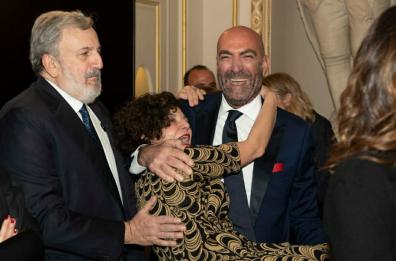 Bifest, il sindaco Leccese prende in braccio la sceneggiatrice Leondeff: «E’ di Bari come noi»