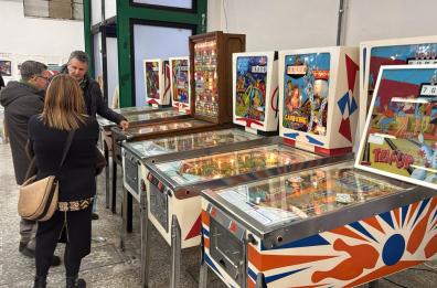 Bari, dai flipper alle insegne old style della Gazzetta del Mezzogiorno: ad Antiquariando in Fiera il vintage la fa da padrona
