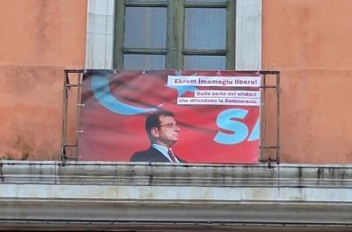 Il Comune di Bari espone striscione «Ekrem Imamoglu libero»