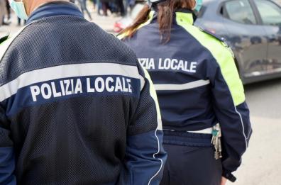 Bari, il Comune trasferisce nove vigili urbani: «Sono troppo vicini ai clan di Japigia»