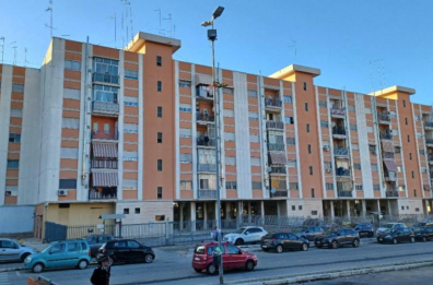 Bari, alloggi popolari in mano ai clan: oggi famiglia abusiva lascia la casa e consegna le chiavi
