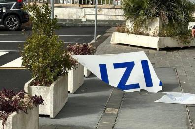Lecce, raffiche di vento fanno cadere due insegne luminose della Polizia locale in viale Rossini