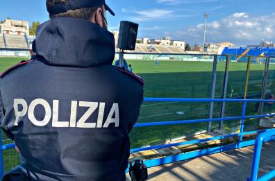 Lanciò in campo una bottiglia durante partita tra Fasano e Brindisi: identificato tifoso, Daspo e obbligo di firma