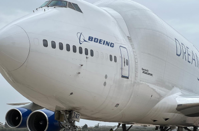 Sorpresa in aeroporto a Bari: atterraggio di emergenza per il Dreamlifter, «gigante» dei cieli