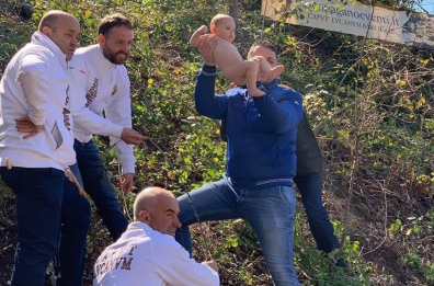 Pescopagano, oggi il rito della «Passata» con i neonati sotto l’arco