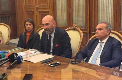 Bari, tre tutor sorveglieranno l’Amiu. Solo vigilanza sulla Multiservizi. I provvedimenti del prefetto VIDEO