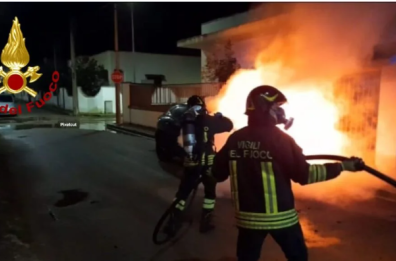 Notte di incendi dolosi nel Salento: a Cavallino in fiamme Jaguar di un maresciallo