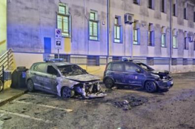 Oria, incendiate due auto della Polizia locale davanti al municipio: mezzi carbonizzati. Il Prefetto di Brindisi: «Ci sarà risposta»