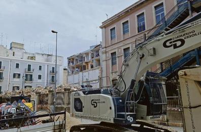 Crollo palazzina Bari, partono i lavori in via Pinto ma resta la «grana» macerie