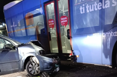 Santo Spirito, auto contro bus dell'Amtab: lo schianto distrugge i mezzi, feriti alcuni passeggeri