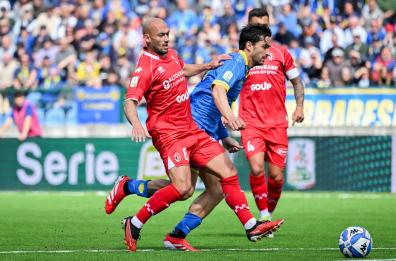 Il Bari non vince nemmeno a Carrara: i playoff sempre più lontani. L'ira dei tifosi: «Andate a lavorare» 