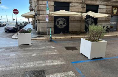 Bari, i locali dell'Umbertino sequestrano una strada per il dopo Bifest: dopo 24 ore le fioriere sono ancora lì