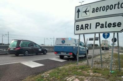 Bari, forzano posto di blocco e speronano auto dei carabinieri aprendo il fuoco contro pattuglia che prova a fermarli