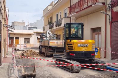 Mesagne, travolto da un escavatore mentre lavorava per Aqp: operaio 45enne in codice rosso