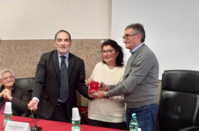 Bari, dopo 24 anni l'abbraccio di Pinuccio e Lella Fazio con chi ha risolto il caso di Michele: «Non coviamo odio»