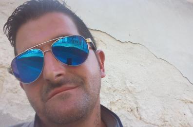 Uccide il figlio a coltellate a Francavilla, 71enne scarcerato: «Voleva soldi per la droga, mi sono difeso»