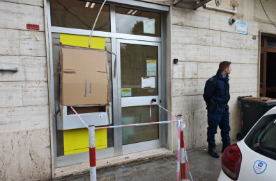 Barletta, malviventi fanno esplodere Postamat ma fuggono a mani vuote: danni a due auto in sosta