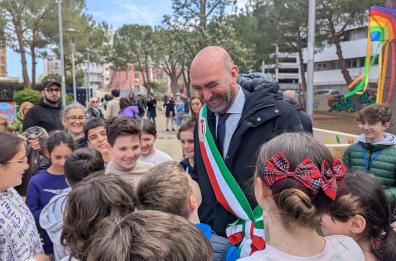 Bari, inaugurato il giardino degli aquiloni con il progetto, Leccese: «Il chiosco è stato rifunzionalizzato con pannelli fotovoltaici»