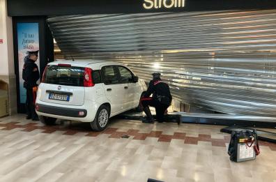 Spaccata nella notte al centro commerciale di Surbo: 50mila euro il bottino. Ladri in fuga