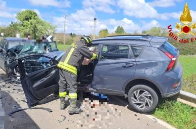 Frontale fra due auto a Ceglie Messapica, vicino al cimitero comunale: morto 34enne