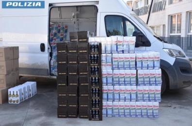 Polizia insegue Doblò rubato che si schianta sulla Andria-Barletta: all'interno 900 fustini di detersivo, vino e aceto balsamico