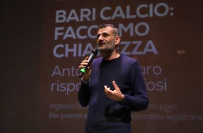 «Ecco perché ho affidato il Bari ai De Laurentiis»: Decaro faccia a faccia con i tifosi RIVEDI LA DIRETTA

