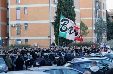 Bari, in attesa del faccia a faccia di Decaro coi tifosi gli Ultras arrivano all'Abeliano  