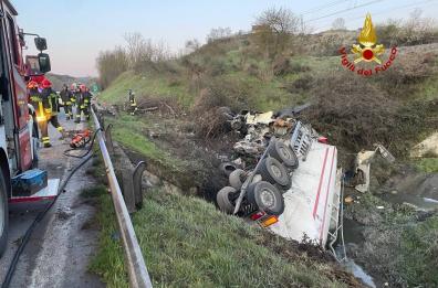 Camion finisce fuori strada: autotrasportatore muore sul raccordo Potenza-Sicignano