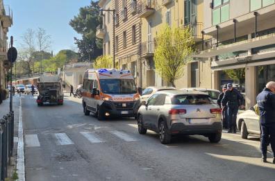 Matera, auto in sosta sulle strisce impedisce la visuale: macchina travolge pedone 74enne