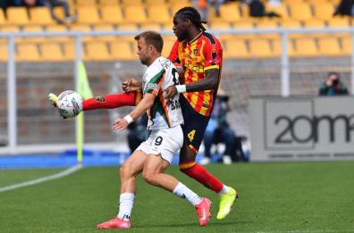 Il Lecce ci prova ma non spicca il volo (e fa autogol): il match chiave contro il Venezia finisce in pareggio 1-1