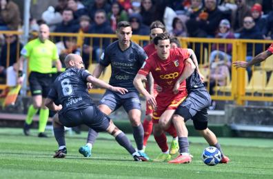 Catanzaro-Bari: 3-3, pioggia di gol, pareggio biancorosso nel finale. La contestazione dei tifosi VIDEO