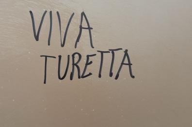 Barletta, nei bagni di un liceo appare la scritta «W Turetta»: scoppia la polemica. 