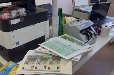 Scoperta a Lecce stamperia clandestina di banconote false: vendute in tutta Europa, 3 arresti