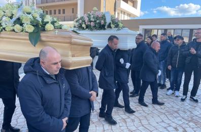A Manduria e a Torricella l'ultimo saluto a Giovanni, Giorgia, Anita e Paolo: morti nell'incidente di Lizzano
