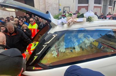 L'ultimo abbraccio a Fabiana: soccorritrice e rugbista di 32 anni morta nell'incidente a Turi