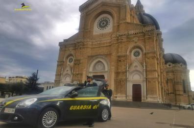 Importano illegalmente auto di lusso dall'estero: sequestri per 15mln a 13 amministratori di concessionarie nel Foggiano