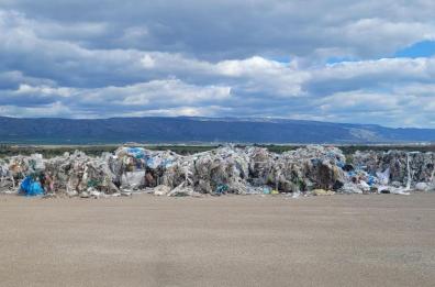 Manfredonia, abbandonano quintali di rifiuti nella zona industriale: «Un danno inaccettabile»