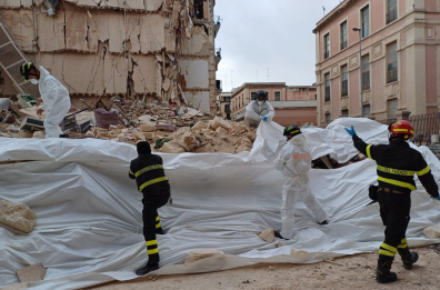 Palazzina crollata a Bari, via allo smaltimento delle macerie. I residenti della zona: «Ancora tanti disagi»