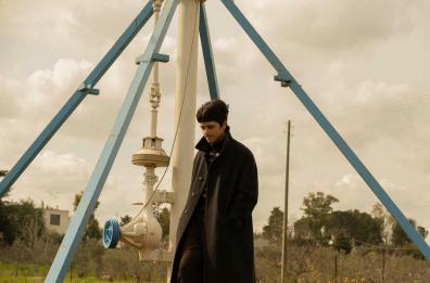 «Camus», da Monopoli l'esordio di Vito Topputo: «Non sempre è sbagliato lasciarsi trasportare dalla routine»