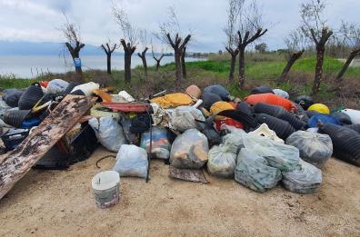 Volontari liberano il lago di Varano da una tonnellata di plastica e rifiuti: perfino pneumatici e barche abbandonate
