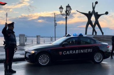 Taranto, rubano in un supermercato e strattonano vigilante che li scopre: provano a fuggire ma i carabinieri li arrestano