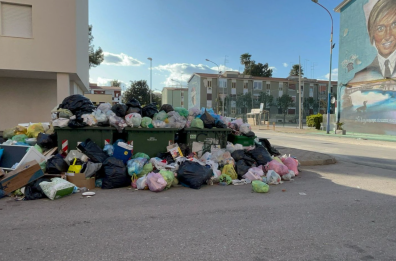 Taranto, nel rione Salinella montagne di rifiuti.  Gli abitanti: «Zero pattumelle»